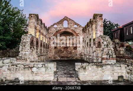 Chiesa rovinata di Santa Sofia nella città vecchia di Nesebar, Bulgaria Foto Stock