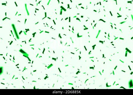 Festoso sfondo di confetti verdi. Modello per compleanno, carnevale, anniversario, festival e altri eventi luminosi. Invito alla festa Foto Stock