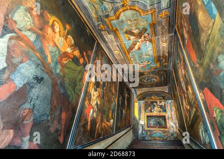 Affreschi che decorano la sacra scalinata di Campli. Santuario della Scala Santa. Campli, provincia Teramo, Abruzzo, Italia, Europa Foto Stock