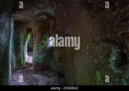 L'Oratorio paleocristiano di San Sebastiano si affaccia sulla via cava di San Sebastiano a Sovana. Grosseto, Italia Foto Stock