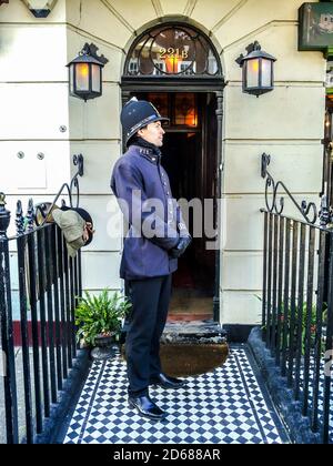 Poliziotto di fronte al museo Sherlock Holmes su Baker Street 221B, una delle famose attrazioni turistiche di Londra Foto Stock