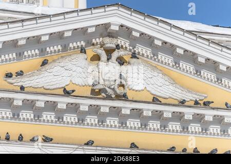 Kostroma, Russia - 3 marzo 2018. Primo piano dell'emblema dell'Impero Russo sulla Torre dei vigili del fuoco di Kostroma con i piccioni Foto Stock