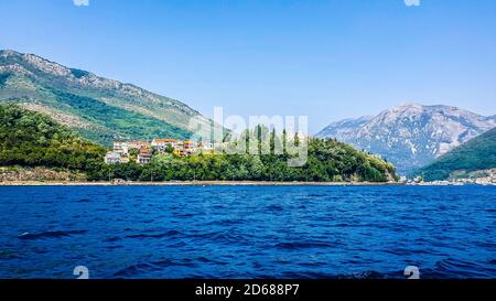 Kotor Bay (anche la Baia di Cattaro) - la più grande baia del Mare Adriatico, circondata dal territorio del Montenegro. Foto Stock