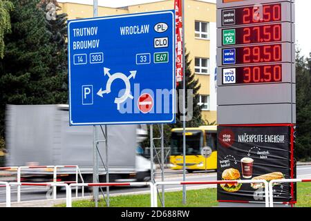 Nachod, Repubblica Ceca. 15 Ott 2020. Una stazione di rifornimento a Nachod, Repubblica Ceca, il 15 ottobre 2020. Il prezzo medio della benzina Natural 95 più venduta è aumentato di 11 hellers a Kc27,95 per litro durante la settimana scorsa ed il prezzo del diesel è aumentato da 5 hellers a Kc27,09 per litro, secondo i dati dalla società CCS. Credit: David Tanecek/CTK Photo/Alamy Live News Foto Stock