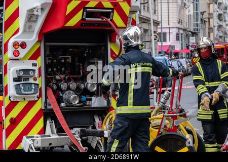 Il 14/10/2020, Lione, Auvergne-Rhône-Alpes, Francia. Intervento del vigile del fuoco per una perdita di gas in un edificio, rue de Marseille nel 7 ° distretto Foto Stock
