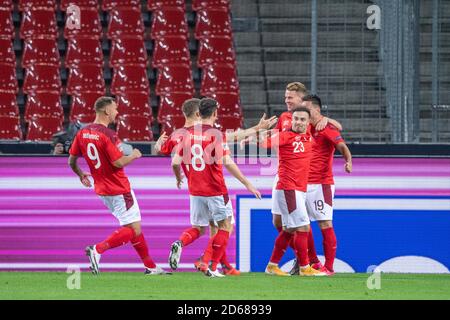 Goal jubilation dei giocatori svizzeri intorno a goalschuetze Mario GAVRANOVIC (a destra, sui) dopo l'obiettivo 1: 0 per la Svizzera, gioco di calcio internazionale, UEFA Nations League, Divisione A, gruppo 4, Germania (GER) - Svizzera (sui) 3: 3, il 13 ottobre 2020 a Koeln/Germania. ¬ | utilizzo in tutto il mondo Foto Stock