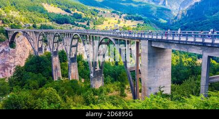 Djurdjevica Tara Ponte ad arco in cemento in Montenegro. Foto Stock