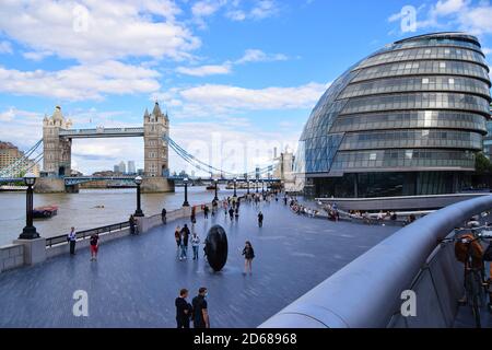 Tower Bridge e GLA Building, Londra, Regno Unito Foto Stock