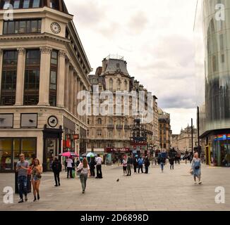 Persone su Leicester Square, Londra, Regno Unito Foto Stock