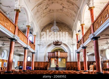Interno della chiesa di San Pietro. Zurigo, Svizzera Foto Stock
