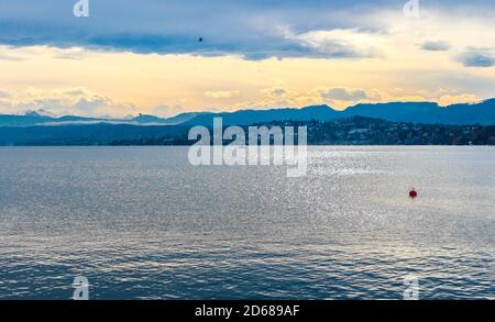 Lago di Zurigo che si estende a sud-est della città, Svizzera. Foto Stock