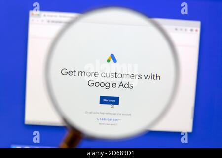 Ostersund, Svezia - 15 ottobre 2020 Google Ads website under a Magnifying glass. Google Ads è un platfor1m di pubblicità online sviluppato da Google. Foto Stock