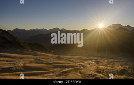 Le Dolomiti vicino al Passo Giau. Vista verso sud-ovest durante il tramonto. Le Dolomiti sono patrimonio mondiale dell'UNESCO: europa, Europa centrale, italia Foto Stock