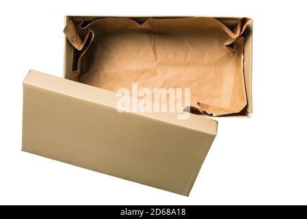 Scatola vuota con coperchio aperto, isolata su sfondo bianco. Confezionamento di cartone per oggetti, scarpe, cibo e merci dal negozio Foto Stock