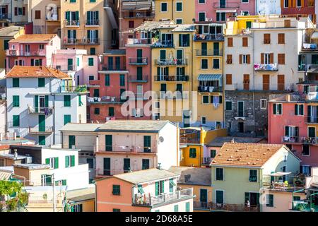 Manarola, Italia. 22 agosto 2020: Abitazioni colorate. Sfondo pieno con edifici colorati. Manarola, Parco Nazionale delle cinque Terre, Italia. Foto Stock