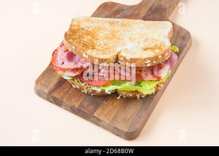 Un BLT è un tipo di sandwich, chiamato per le iniziali dei suoi ingredienti primari, pancetta, lattuga e pomodoro Foto Stock