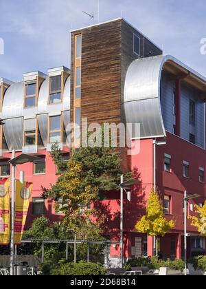 Architettura contemporanea a Brunico - Brunico, Rathausplatz - Piazza Municipio. Brunico - Brunico nella Pusteria - Pusteria , Alto Adige - Alto ad Foto Stock