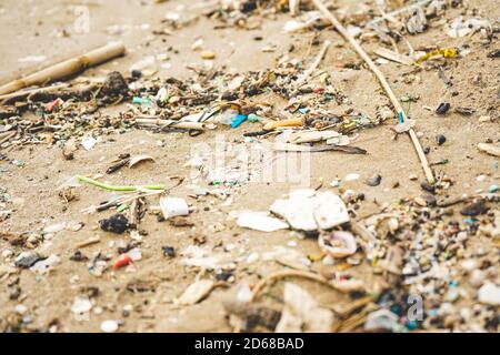 Plastica e microplastica nella spiaggia di sabbia Foto Stock