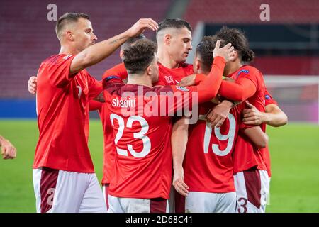 I giocatori svizzeri sono soddisfatti con goalschuetze Mario GAVRANOVIC (sui) circa l'obiettivo a 3: 2 per la Svizzera, Laenderspiel calcio, UEFA Nations League, Divisione A, Gruppo 4, Germania (GER) - Svizzera (sui) 3: 3, am 13 ottobre 2020 a Koeln / Germania. ¬ | utilizzo in tutto il mondo Foto Stock