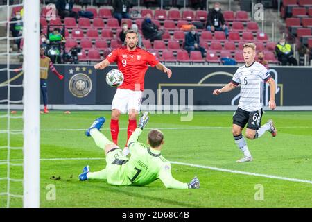 Haris SEFEROVIC (li., sui) contro goalwart Manuel NEUER (GER), Joshua KIMMICH (GER) corre dietro, azione, lotta per la palla, gioco di calcio, UEFA Nations League, Divisione A, gruppo 4, Germania (GER) - Svizzera (sui) 3: 3, il 13 ottobre 2020 a Koeln / Germania. ¬ | utilizzo in tutto il mondo Foto Stock