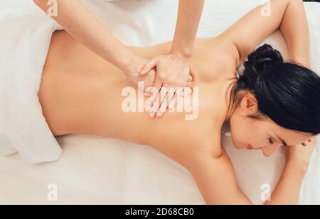 Massaggio rilassante alla schiena, massaggio terapeuta massaggia la schiena di una bella donna, alleviare la tensione muscolare indietro, vista dall'alto Foto Stock