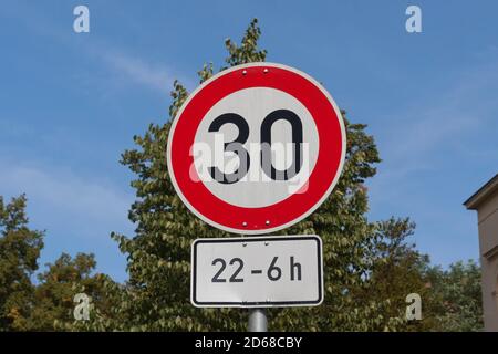 Velocità 30, cartello stradale a Berlino Foto Stock