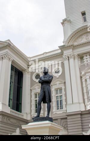 La statua di Stamford Raffles di fronte al Victoria Memorial Hall and Theatre, scolpita da Thomas Woolner, è una famosa icona di Singapore. Foto Stock