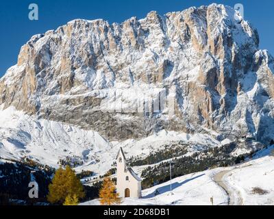 Monte Langkofel - Sassolungo e la cappella di Groedner Joch - Passo Gardena nelle Dolomiti dell'Alto Adige. Le Dolomiti sono elencate Foto Stock