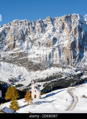 Monte Langkofel - Sassolungo e la cappella di Groedner Joch - Passo Gardena nelle Dolomiti dell'Alto Adige. Le Dolomiti sono elencate Foto Stock