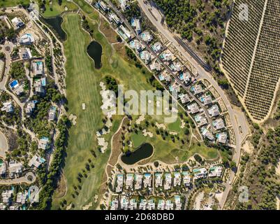 Foto aerea drone punto di vista golf club con ville e appartamenti moderni sulla Costa Blanca, Alicante. Concetto di turismo sportivo e ricreativo. Spagna Foto Stock