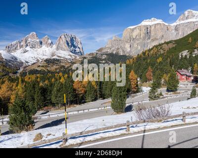 Passo Pordoi - Passo Pordoi nelle Dolomiti, si avvicina dalla Val di Fassa. Sullo sfondo il monte Langkofel-Sassolungo e il monte Sella. La D Foto Stock