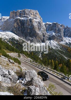 Strada montana che porta al Passo Sellajoch - Passo Sella nelle Dolomiti dell'Alto Adige. Avvicinamento dalla Val di Fassa - Val di fa Foto Stock