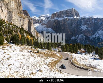 Strada montana che porta al Passo Sellajoch - Passo Sella nelle Dolomiti dell'Alto Adige. Avvicinamento dalla Val di Fassa - Val di fa Foto Stock