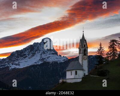 Dawn alla cappella Barbarakapelle - Chiesa di santa Barbara nel villaggio di Wengen - la Valle, in Val di Gader - alta Badia nelle Dolomiti di Sout Foto Stock