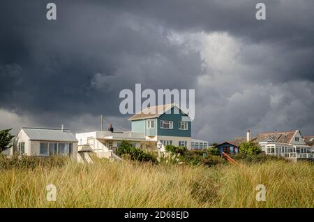 Anderson Creek Beach case con cielo tempesta Foto Stock