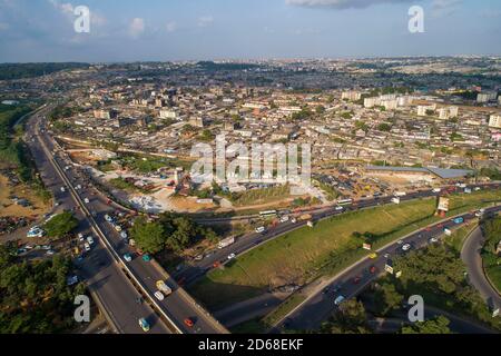 Costa d'Avorio (Costa d'Avorio), Abidjan: Veduta aerea del nuovo popolare quartiere di Adjame, a nord della città Foto Stock