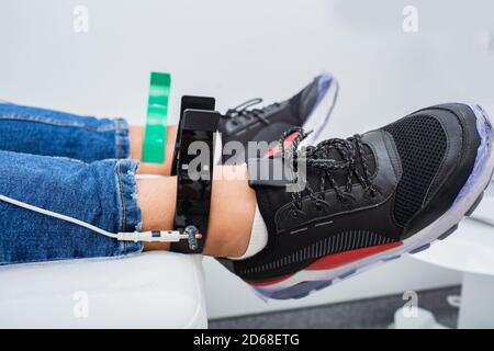 Elettrodi ECG sulla gamba maschio. Elettrocardiogramma in una sala ospedaliera. ECG di procedura in clinica Foto Stock