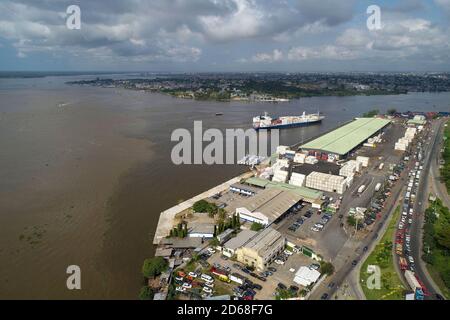 Costa d'Avorio (Costa d'Avorio), Abidjan: Vista aerea del quartiere degli affari di le Plateau con la scuola nazionale delle dogane e il mercato della frutta nel Foto Stock