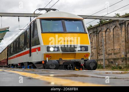 Classe 90, Locomotiva elettrica Intercity 'Royal Scot' alla stazione di Carlisle Foto Stock