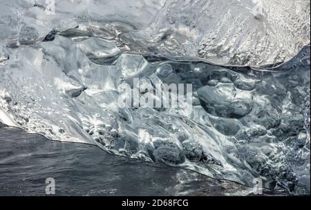 iceberg sulla spiaggia vulcanica nera. Spiaggia dell'atlantico nord vicino alla laguna glaciale Joekulsarlon e ghiacciaio Breithamerkurjoekull nel Vatnajoeku Foto Stock