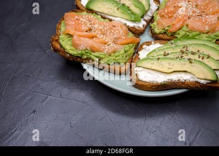 Set di vari panini danesi aperti. Cibo sano, concetto di colazione Foto Stock