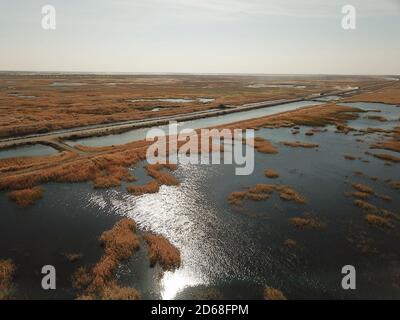 Wuwei. 14 ottobre 2020. La foto aerea del 14 ottobre 2020 mostra lo scenario autunnale del lago Qingtu a Wuwei, provincia di Gansu, nella Cina nord-occidentale. Credit: Guo Gang/Xinhua/Alamy Live News Foto Stock