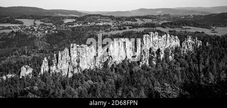 Dry Rocks, Ceco: Suche skaly. Monumentale cresta di arenaria nel Paradiso Boemo, Repubblica Ceca. Immagine in bianco e nero. Foto Stock