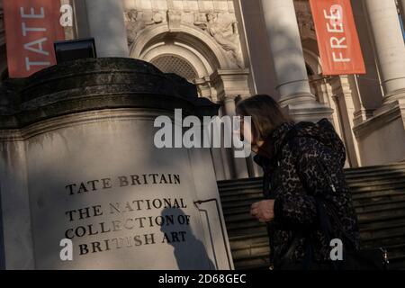 Londra, Inghilterra. 15 ottobre 2020. Ingresso Tate Britain a Londra, Inghilterra. Foto di Sam Mellish Foto Stock