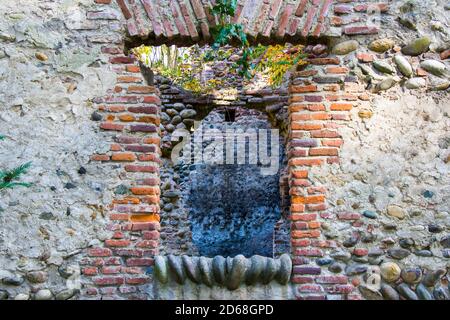 Antiche rovine della torre abbandonata nel giardino botanico di Zugdidi, Georgia Foto Stock