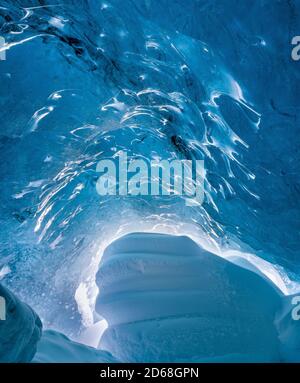 Grotta di ghiaccio nel ghiacciaio Breidamerkurjoekull nel Parco Nazionale di Vatnajoekull. Ingresso della grotta. europa, europa settentrionale, islanda, febbraio Foto Stock