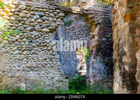 Antiche rovine della torre abbandonata nel giardino botanico di Zugdidi, Georgia Foto Stock