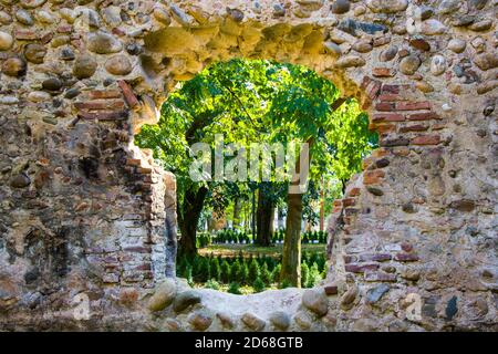 Antiche rovine della torre abbandonata nel giardino botanico di Zugdidi, Georgia Foto Stock