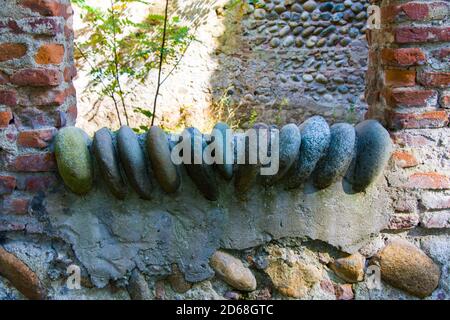 Antiche rovine della torre abbandonata nel giardino botanico di Zugdidi, Georgia Foto Stock