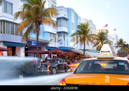 South Beach, Miami, Florida, Stati Uniti - Hotel, bar e ristoranti a Ocean Drive nel famoso quartiere Art Deco. Foto Stock